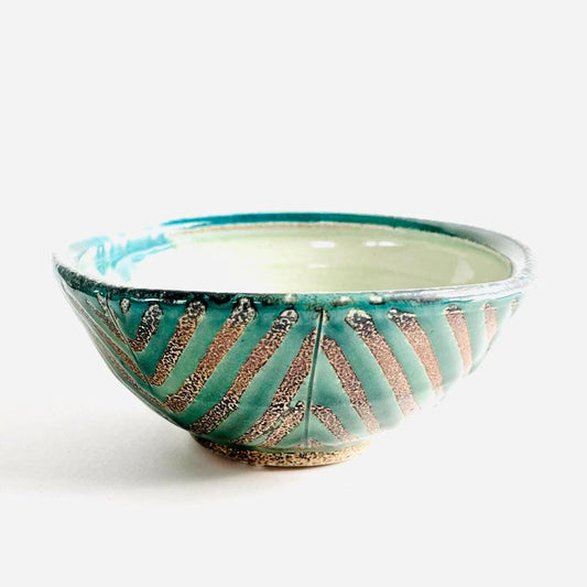 This bowl is a great size for cereal, soup or salad. The hand carved green leaf pattern is inspired by natures and the interior has a white glaze.